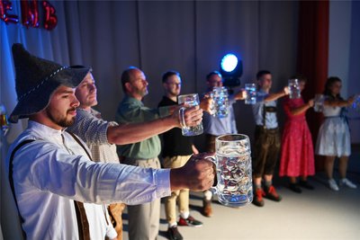 Wer ist der oder die Stärkste im Festsaal? Beim Maßkrugstemmen und den anderen Wettbewerben siegte letztlich Sven Peters von der Abteilung Fußball.