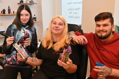 Tattoos und Kosmetik an einer neuen Adresse in Rochlitz: Jaqueline Demmler, Luisa und Martin Kielau arbeiten zusammen im Studio am Topfmarkt 3.