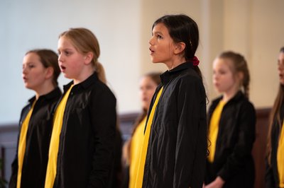 Leila Foit (vorne) singt im Chor.