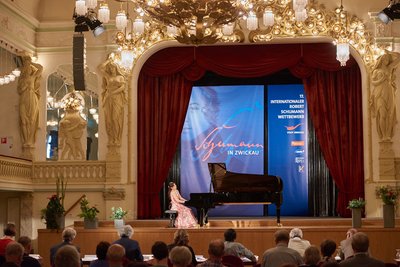 Vor acht Jahren fanden das letzte Mal Klavier-Wertungsspiele eines Robert-Schumann-Wettbewerbes im Zwickauer Konzert- und Ballhaus "Neue Welt" statt. Der Wettbewerb 2020 fiel Corona zum Opfer, er wurde 2021 in digitaler Form nachgeholt. 