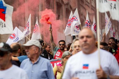 Ein Demonstrant hebt eine rote Fackel während eines eintägigen Generalstreiks und Protests in Porto gegen die geplante Arbeitsmarktreform der konservativen Regierung in Portugal.