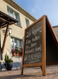 Seit der vergangenen Woche dürfen nur noch Geimpfte und Genesene in die Innengastronomie - im Bild der entsprechende Hinweis am "Grünen Tal" in Brunn. 