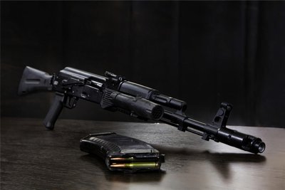Polizisten fanden auf der Kommode eine AK 74.
