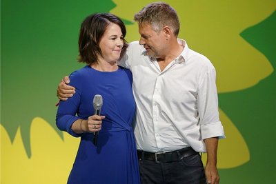 Annalena Baerbock und Robert Habeck: nicht ganz, aber ein bisschen zufrieden. 