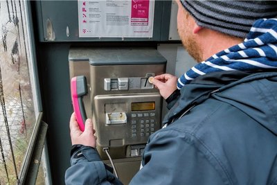 Die Telefonzelle in Pockau wird - wie alle anderen öffentlichen Telefone in Deutschland - schrittweise abgeschaltet. Die Münzzahlung funktionierte nur noch am Montag. 