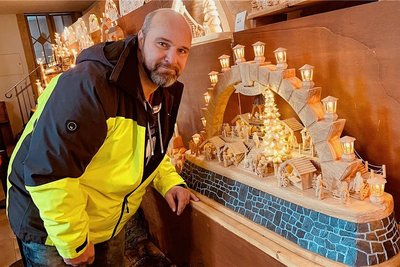 Schwibbogenkönig Mike Göpel aus Zwönitz. Seine Arbeit ist schwer, aus Vollholz und mit Steinen am Fuß. 