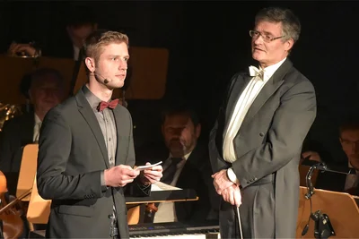 Dirigent Matthias Spindler und Moderator Martin Voigt.