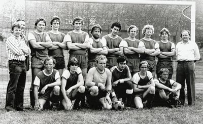 Ernst Wittig (stehend, rechts) trainierte auch diese Niederwiesaer Fußballmannschaft. Dazu zählte auch Gert Meinig (3.v.r.) 