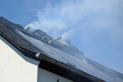 Brand an der Eubaer Straße in Niederwiesa am 15. Juli: Über dem Dach standen Rauch und Flammen.