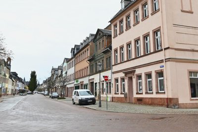 Tattoos und Kosmetik gibt es in Rochlitz im Eckhaus am Topfmarkt 3, hier rechts im Bild.