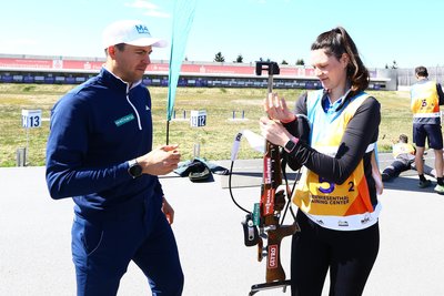 Saskia Heinrich bekam das Olympiagewehr des Biathlon-Stars Philipp Nawrath persönlich über die Schulter gelegt.