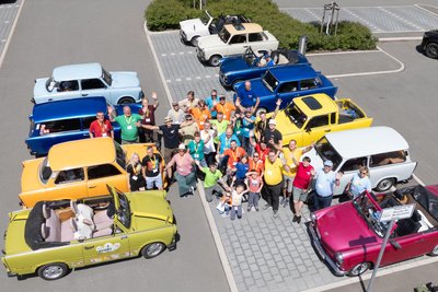 Parkplatz an der Fabrik der Fäden. Dort hatten die Teilnehmer der Trabanttour am Montag Station gemacht.