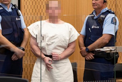 Der Attentäter von Christchurch (Neuseeland), formt im März 2019 im dortigen Bezirksgericht vor einer Anhörung ein „Okay“-Zeichen mit seinen Fingern. Der australische Rechtsextremist hatte im März 2019 zwei Moscheen angegriffen, dabei starben 51 Menschen.