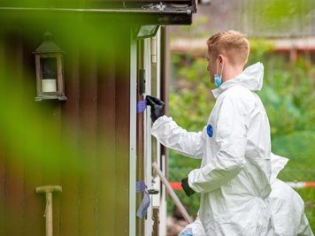  
          Spurensicherung an der Laube des vermutlichen Haupttäters in Münster.