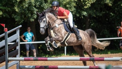 Auch Nadine Göpferts Mutter Nicole, hier mit Cookie, wird den Neukirchener Reitverein bei der 59. Auflage seines Reit- und Springturniers vertreten. Sie gewann vor einigen Jahren den Großen Preis. 