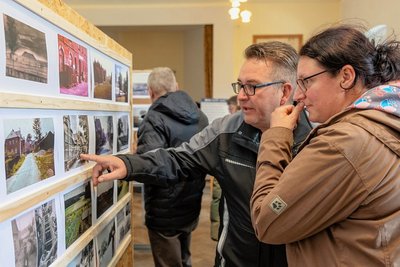Kathrin und Andreas Uebel sehen sich beim 11. Eimberger Herbstmarkt die historische Fotoausstellung zum Thema "Dörfer entlang der Straße Falkenstein und Oelsnitz" an.