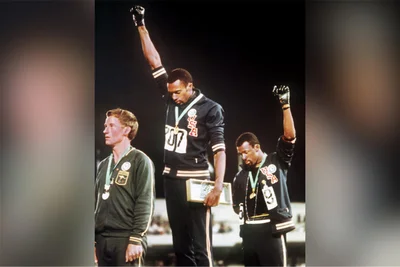 Mexiko, Oktober 1968: Bei der Siegerehrung für den 200-m-Lauf der Männer demonstrieren die Amerikaner Tommie Smith (M., Goldmedaille) und John Carlos (r., Bronzemedaille) mit hochgereckter geballter Faust in schwarzem Handschuh für die "Black Power"-Bewegung. Links der Gewinner der Silbermedaille, der Australier Peter Norman.