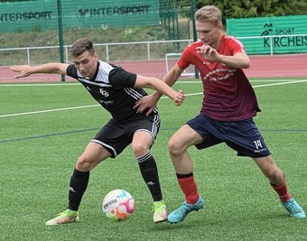Thomas Haase (l.) und seine Stollberger legten gegen die Großwaltersdorfer um Lukas-Daniel Hopfmann los wie die Feuerwehr und führten nach 25 Minuten mit 3:0. Am Ende hieß es 3:1. 