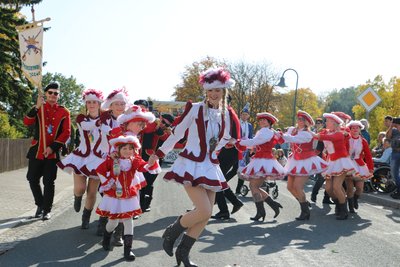 Gute Laune versprühte der Jocketaer Carnevalclub, der mit einer Polonaise die Straße entlangzog.