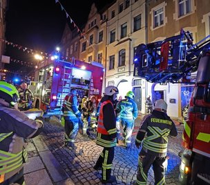 Insgesamt 47 Feuerwehrleute waren mit elf Fahrzeugen im Einsatz. Das Feuer in einem Zimmer im Hinterhaus musste unter Atemschutz gelöscht werden.
