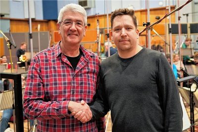 Ein Team für zwei Tage: Richard Balcombe (links) dirigiert das von Christian David Rheber (rechts) arrangierte Werk für zwei Gitarren und Orchester.