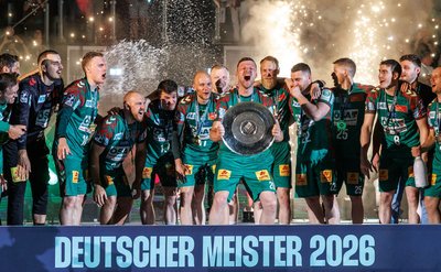 Die Magdeburger Mannschaft feiert den Meisterschaftstitel der Handball-Bundesliga.