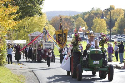 Rund 30 Bilder waren beim Festumzug zu bestaunen, Mitwirkende kamen aus den vielen Ortsteilen. Mit dabei war zum Beispiel Steffen Fischer auf dem Traktor, auf ihn folgten De Gockeschen.
