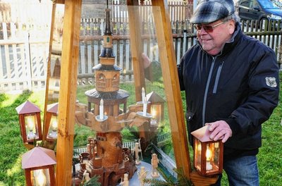 Alt trifft neu: Jürgen Albert hat eine große Außenpyramide gefertigt, in der sich die von seinem Urgroßvater vor knapp 115 Jahren gefertigte Bergkirche zur Freude zahlreicher Besucher weiterhin dreht. 