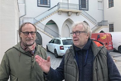 Baubürgermeister Holger Reuter (links) und Architekt Christoph Frenzel vor der markanten Freitreppe im Hof des Herderhauses in Freiberg. Sie haben den 22 Millionen Euro teuren Umbau begleitet, der kurz vor dem Abschluss steht.