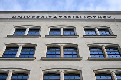Hinter dem Eingangsportal der Universitätsbibliothek ist ein Ort der Begegnungen entstanden.