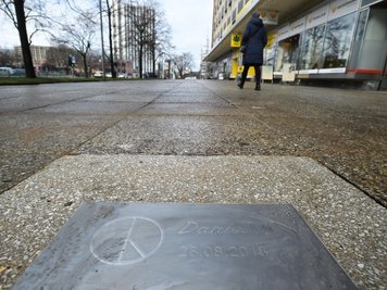 Die Gedenkplatte an der Brückenstraße, wo der Daniel H. am 26. August getötet wurde.
