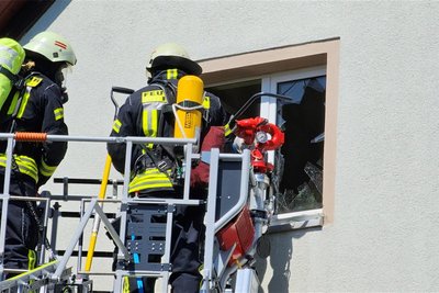 Am Montag wurde die Feuerwehr gegen 14.30 Uhr in Niederwiesa zur Eubaer Straße 17a gerufen. In einem Einfamilienhaus war im Dach ein Brand ausgebrochen.