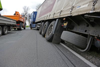Ein Lkw ist am Dienstag bei Königswalde teilweise von der Straße abgekommen.