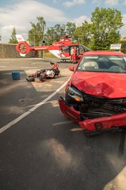Die Motorradfahrerin wurde schwer verletzt mit einem Rettungshubschrauber in ein Krankenhaus geflogen.