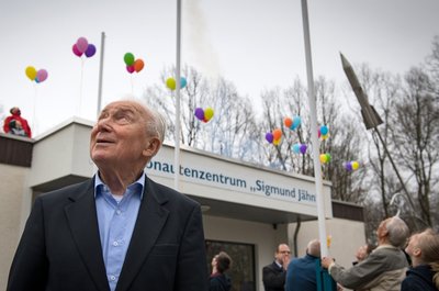Sigmund Jähn verfolgte am 24.03.2019 in Chemnitz vor dem Kosmonautenzentrum den Start von Modellraketen.