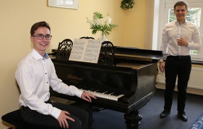 Sänger Sebastian Wäntig (rechts) aus Beierfeld und Pianist Arne Degenkolb aus Bernsbach haben es im Bereich Kunstlieder zum Bundeswettbewerb "Jugend musiziert" geschafft - und waren erfolgreich.