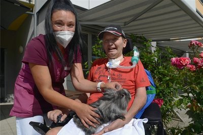 Kaninchen Bruno hat den anspruchsvollen Job, Intensivpflegepatienten wie Lutz Freude zu bringen. Marie Müller, Sozialbetreuerin auf der Awo-Wachkomastation, hat Bruno zu seinem Arbeitsplatz gebracht.