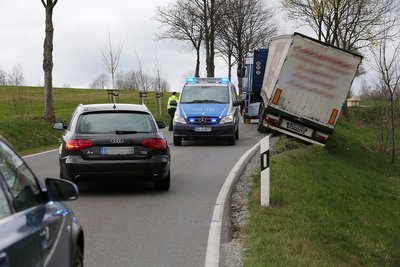 Ein Lkw ist am Dienstag bei Königswalde teilweise von der Straße abgekommen.