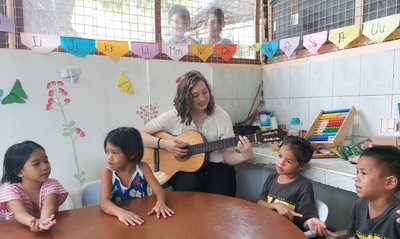 Freude pur: Annika Roth aus Markneukirchen singt gemeinsam mit Kindern aus Cebu City auf den Philippinen. 