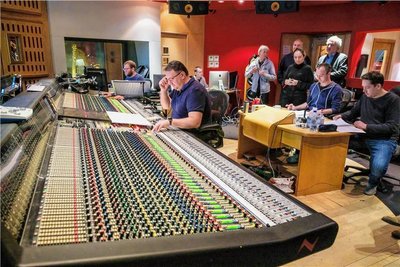 Andrew Dudman am Mischpult in den Abbey Road Studios. Das ist der Mann, der für die Produktion der Filmmusik von "Im Westen nichts Neues" einen Oskar abräumte. Nun widmete er sich auch dem Gitarren-Orchester-Arrangement von Christian David Rheber (hinten rechts).