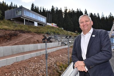 WIA-Chef Jens Morgenstern vor einem "seiner" Bauprojekte: Bis zur Rodel-WM Ende Januar entsteht hier eine neue Tribüne, auf der wie auf der alten rechts daneben noch einmal 1000 Zuschauer Platz finden.