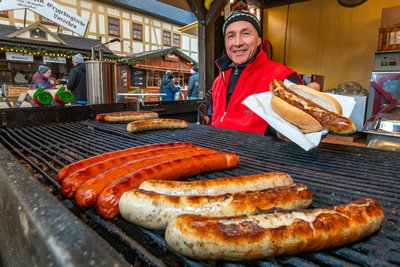 Jens Philipp verkauft auf dem Olbernhauer Weihnachtsmarkt Bratwürste vom Holzkohlegrill. Eine Bratwurst im Brötchen kostet bei ihm 4 Euro.