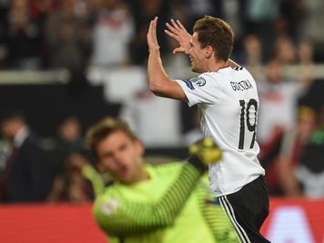 Leon Goretzka freut sich nach seinem Tor zum 5:0. Vor ihm kniet Norwegens Torwart Rune Jarstein.