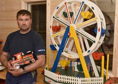 Georg Carsten Eibisch hat in seinem Wohnhaus eine Sonderschau "Glänzende Kinderaugen" eingerichtet. 
