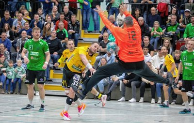 Jakub Kolomaznik (Mitte) beim Torwurf. Auch in einer turbulenten Schlussphase behielten die Oberlosaer die Übersicht und die Punkte.