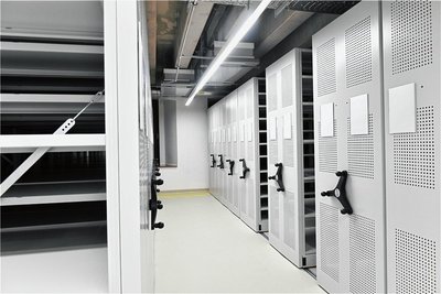 Die Regalböden im neuen Stadtarchiv - hier eine Rollarchivanlage - summieren sich auf 9000 laufende Meter. 