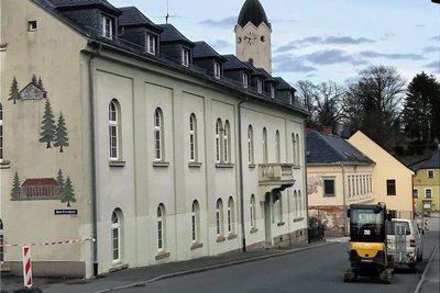 Die Gemeindeverwaltung Bad Brambach (Foto) wird Informationen außer online auch weiter analog verbreiten.