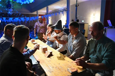 Beim Flippen der Bierdeckel war Geschick gefragt.