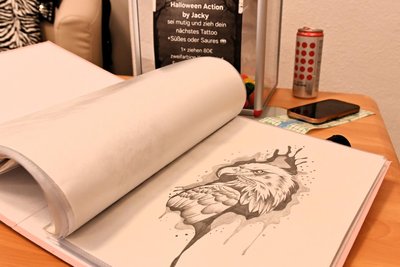 Ein Blick ins Buch mit den Entwürfen von Jaqueline Demmler.