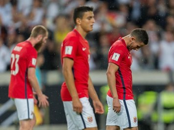 Die norwegischen Spieler trotten mit hängenden Köpfen über den Platz.